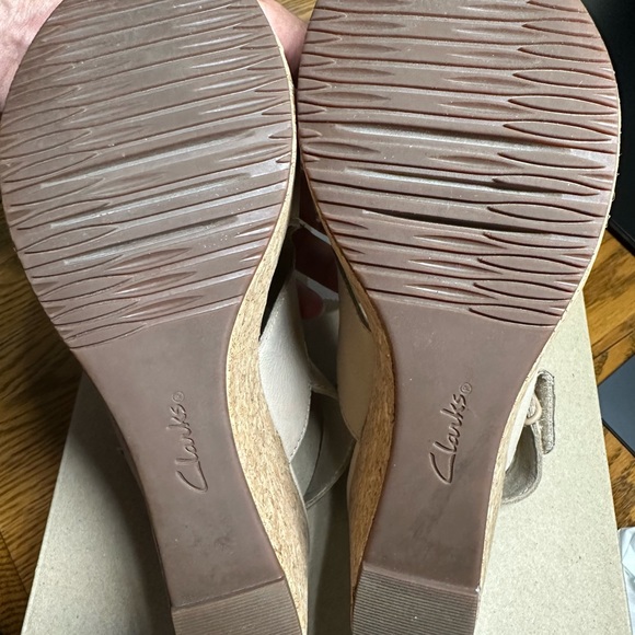Like new in original box Clarks Annadel Sky Wedge Sandal size 7.5 Sand Nubuck - Picture 6 of 8